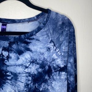 🪿Adorable shades of blue tie-dyed patterned long sleeved top!